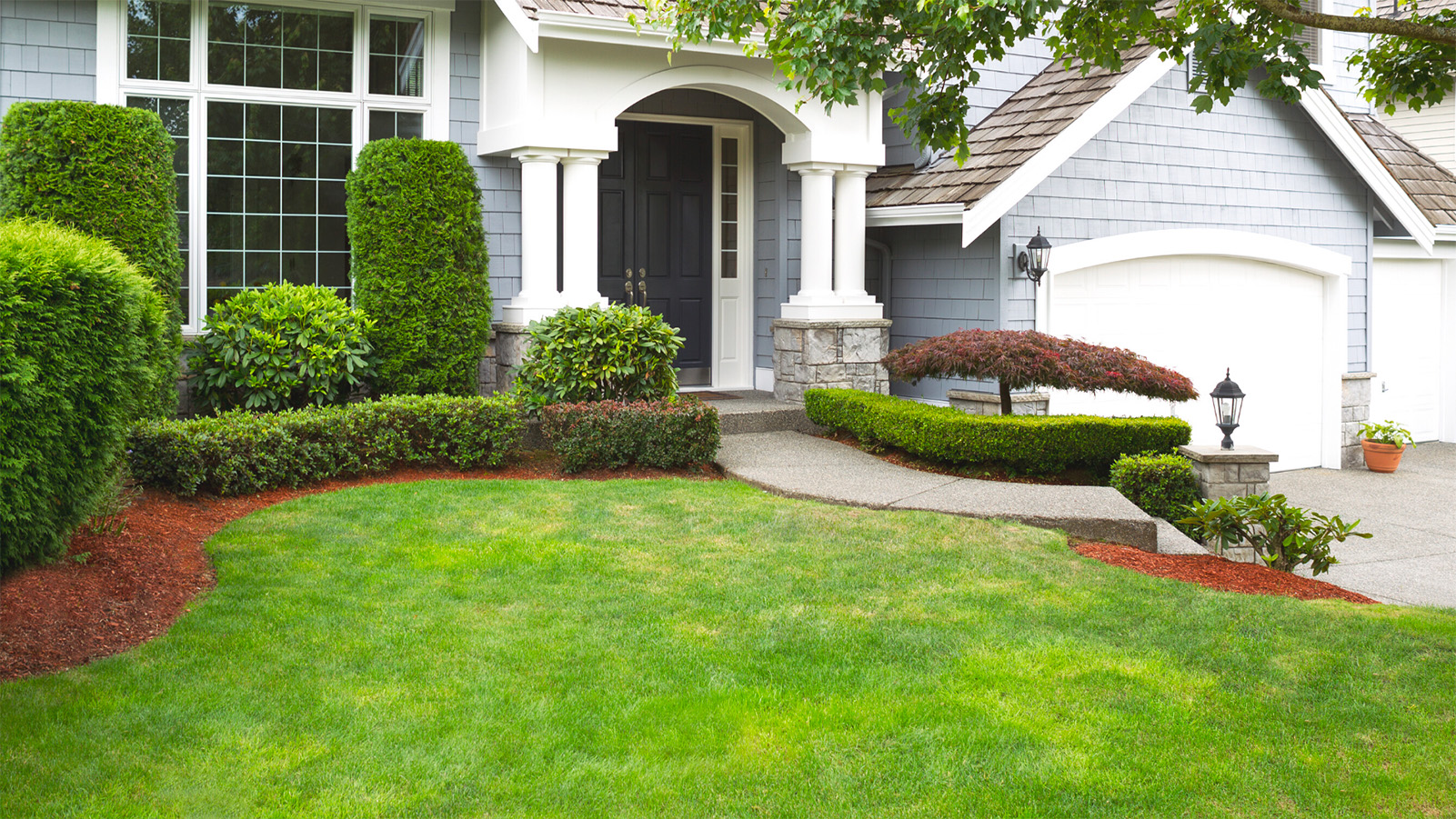 Maison avec aménagement paysager professionnel